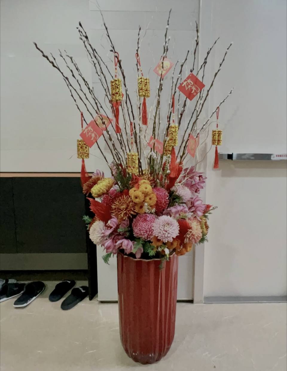 落地大型銀柳地，由peter老師花藝師手工設計，適合送禮與居家擺飾